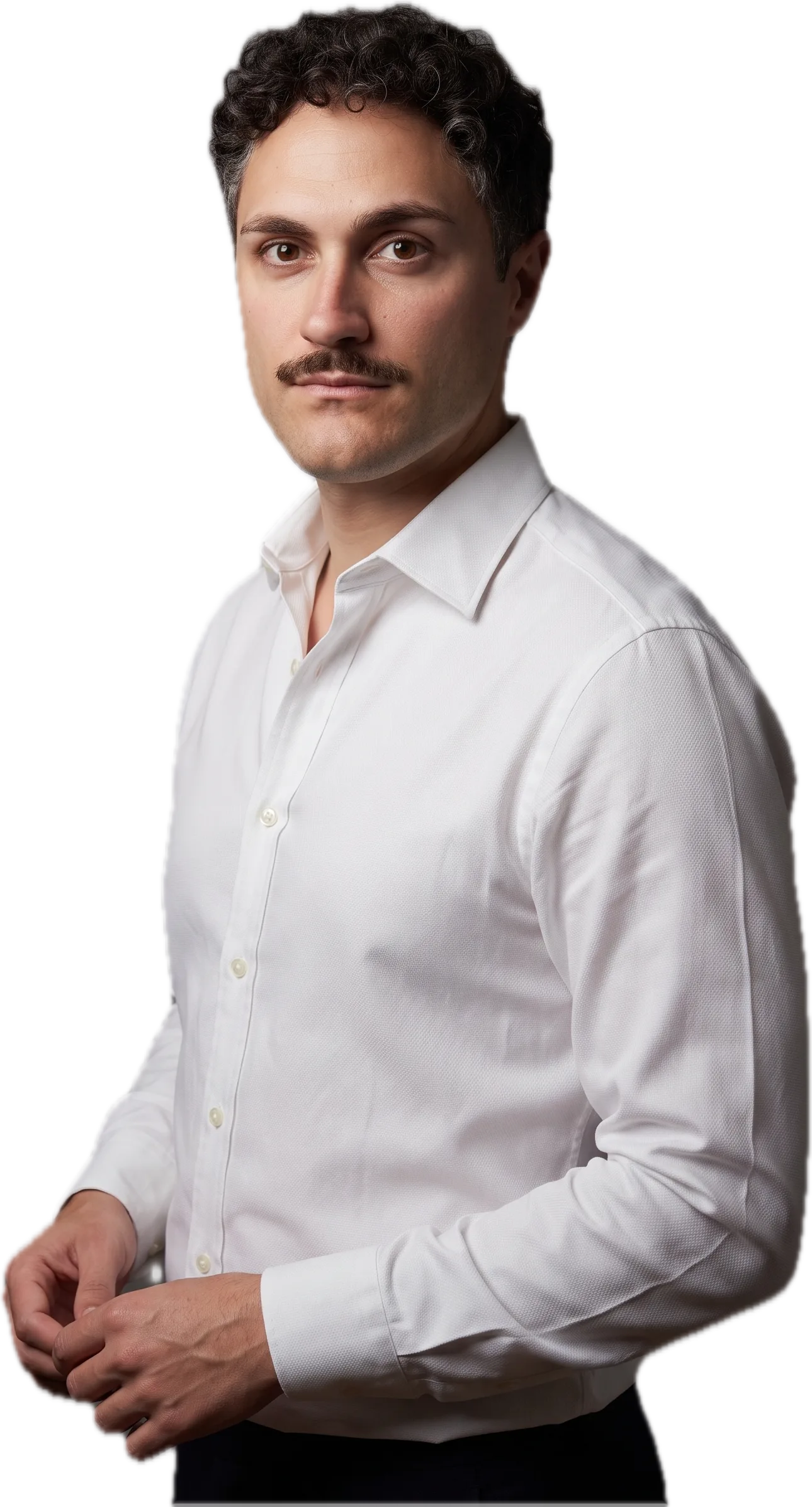 Davide Scalera di tre quarti, le mani basse appena unite davanti