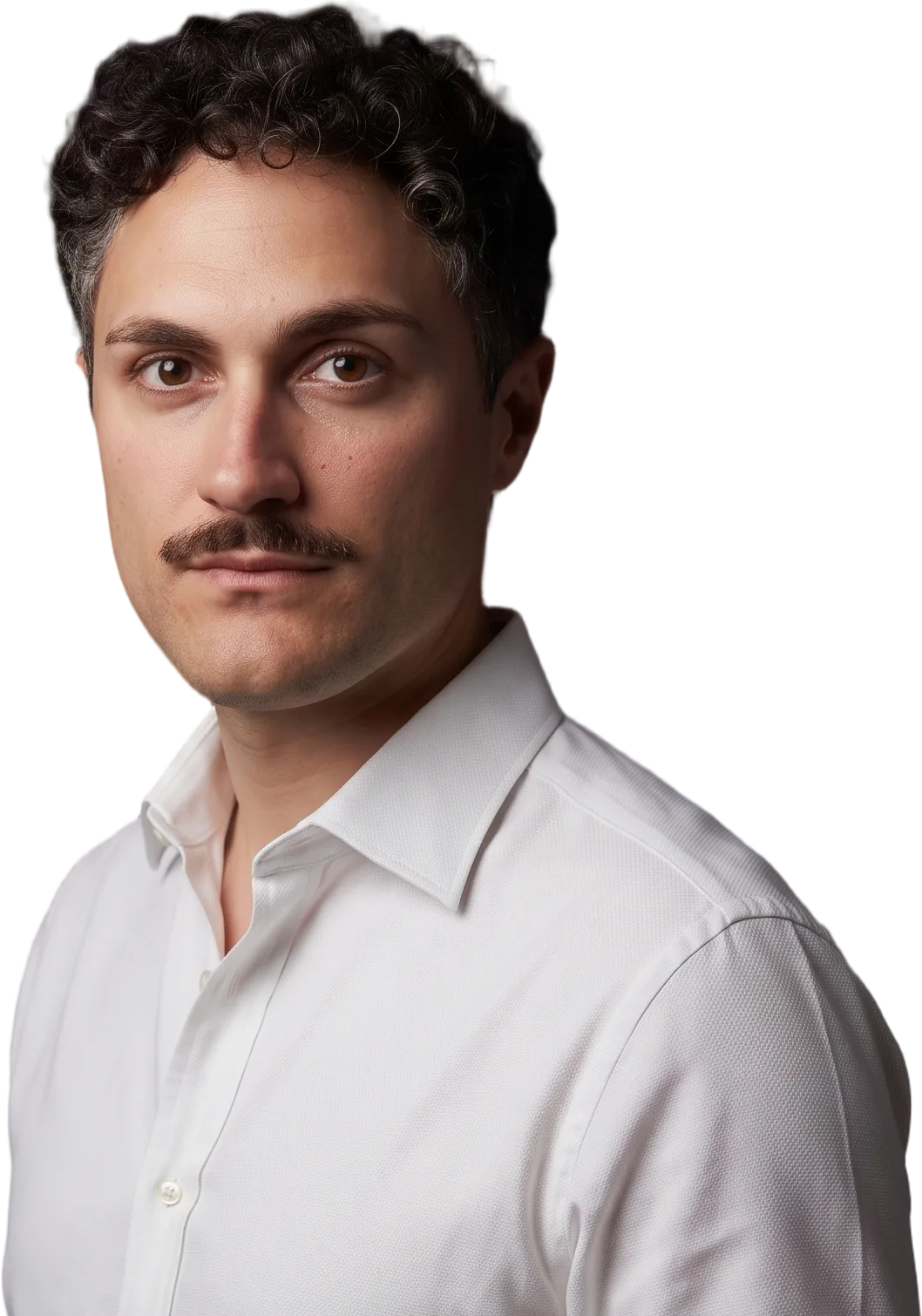 Davide Scalera in primo piano, di tre quarti, lo sguardo verso chi guarda